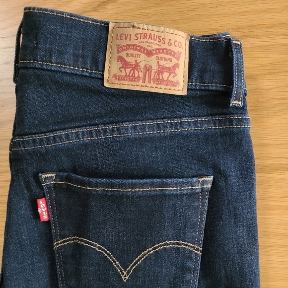 Levi's Classic Bermuda Jean Shorts in Dark Wash - Size 27 - Picture 9 of 13